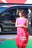 水川麻美惊艳东京电影展 裸背火鸟裙装引爆绿毯