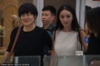 杨幂捞金离场数人护驾排场大 见记者跟拍摆臭脸