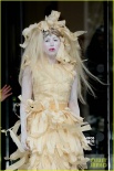 Lady GaGa木屑装现身伦敦 脸似被泼白漆惊路人