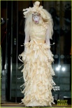 Lady GaGa木屑装现身伦敦 脸似被泼白漆惊路人