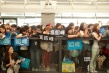 馮紹峰空降臺(tái)灣引爆桃園機(jī)場(chǎng) 場(chǎng)面失控寸步難行