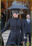 Lady GaGa戴黑色斗笠帽遮眼 當(dāng)街撩大衣秀美腿