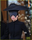 Lady GaGa戴黑色斗笠帽遮眼 當(dāng)街撩大衣秀美腿