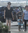 孙俪穿热裤携子现身 小萌娃自推婴儿车相当乖巧