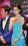女星偷整衣、提裙尴尬瞬间盘点 胸器抢镜花样多