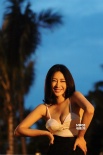 柳巖錐胸裝泳池寫真熱辣復(fù)古 輕咬手指性感俏皮