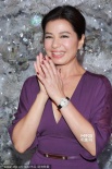 钟楚红穿紫色长裙优雅摆姿势 小秀乳沟满脸堆笑