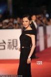 楊千霈主持金馬紅毯 高貴黑色禮服亮相微露美腿