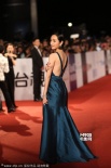 柯佳嬿蓝色吊带长裙亮相红毯 大秀性感纤腰美背