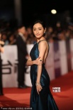 柯佳嬿蓝色吊带长裙亮相红毯 大秀性感纤腰美背