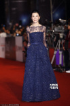 张曼玉蓝色镂空长裙亮相红毯 红唇魅惑香肩迷人