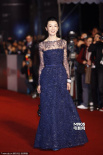 张曼玉蓝色镂空长裙亮相红毯 红唇魅惑香肩迷人