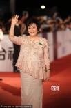 金马终身成就奖得主甄珍登红毯 儿子刘子千陪伴