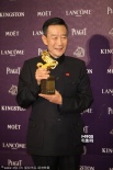 李雪健獲金馬最佳男配角獎(jiǎng) 后臺(tái)捧獎(jiǎng)杯難掩激動(dòng)