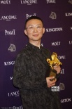 李檣獲最佳改編劇本獎(jiǎng) 握獎(jiǎng)杯面帶微笑文質(zhì)彬彬