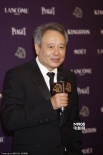 金馬最佳影片爆冷 主席李安后臺(tái)淡定揮手致意