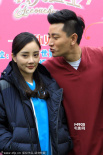 李小璐产后复出联手老公拍戏 贾乃亮甜蜜吻爱妻