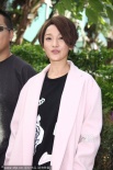 周迅穿大衣倦脸撑新片见面会 黄晓明谈心仪女生