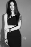 柳巖拍攝黑白肖像寫真 身穿緊致長(zhǎng)裙顯熟女氣息