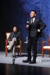 刘德华现身清华再秀军大衣：穿上跟赌神一样