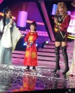張亮再度顛覆形象挑戰(zhàn)女裝 金發(fā)紅唇嫵媚露大腿
