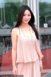 柳巖遇風(fēng)吹長(zhǎng)發(fā)飄飄似女神 性感裝扮秀香肩巨乳