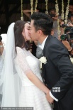 楊冪、劉愷威婚禮現(xiàn)場(chǎng)直擊 新郎新娘幸福接吻