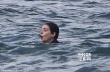 安妮·海瑟薇夏威夷度假溺水受傷 抱嬰兒求安慰