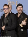 U2樂(lè)隊(duì)獲最佳原創(chuàng)歌曲獎(jiǎng) 四人興高采烈手握獎(jiǎng)杯