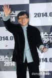 成龙赴韩宣传《警察故事2013》 称算半个韩国人