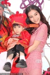 Angelababy穿透視裙緊抱財神 不愿再做宅男女神