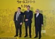 《华尔街之狼》东京首映 小李举手机开心玩自拍