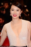中國(guó)女星黃璐代表《推拿》亮相 撩裙擺飄逸搶鏡