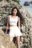 王珞丹海滩大片清新灵动 抹胸红裙衬托曲线曼妙