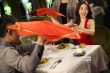 柳巖片場(chǎng)演繹二人轉(zhuǎn)扔手帕 深V紅裙展女神誘惑