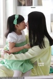 王诗龄拍广告似可爱洋娃娃 与妈妈李湘有爱亲吻