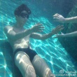 張亮穿泳褲裸身與兒子戲水 女網友大呼把持不住