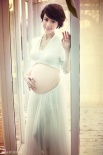 金巧巧昔日孕肚照首度曝光 白裙似仙女皮肤白嫩