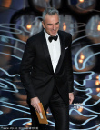 丹尼尔·戴-刘易斯上台开奖 面带微笑彬彬有礼