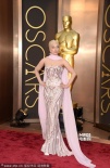 Lady Gaga超高调亮相红毯 低胸爆乳装性感迷人