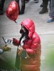 杨幂裹厚衣拍《小时代3》 拿气球自拍童心未泯