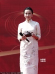 刘嘉玲穿旗袍裙无锡捞金 获搀扶上台引粉丝围观