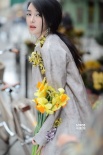 秦岚春日户外写真色彩明亮 拥抱花束享受阳光