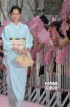 宮崎葵身穿淡雅和服宣傳 牽手櫻井翔亮相櫻花毯