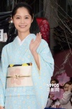 宮崎葵身穿淡雅和服宣傳 牽手櫻井翔亮相櫻花毯