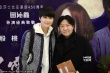 李宇春深夜看话剧 戴口罩亮相与女导演亲切拥抱