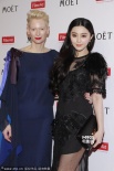 范冰冰透视礼服亮相 与“女王”斯文顿亲密合照