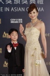 罗霖美裙带小子亮相 昔日迷人亚姐如今风采依旧