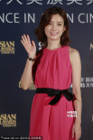 韩孝珠穿粉嫩长裙高挑身材尽显 角逐最佳女主角