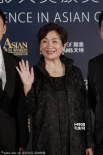 鲍起静身着黑色长裙亮相红毯 微笑示人挥手致意